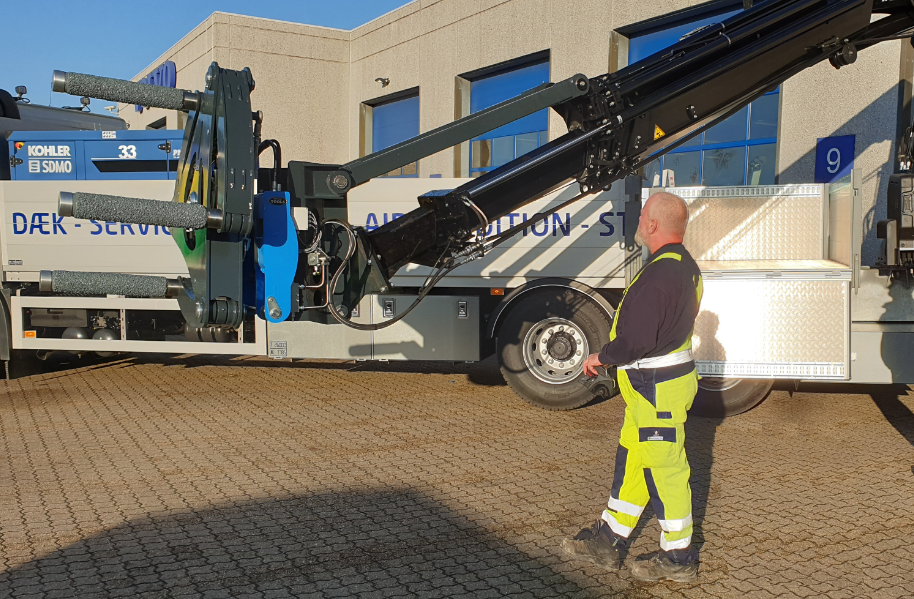 Kranmonterad Gripper för hantering entreprenaddäck